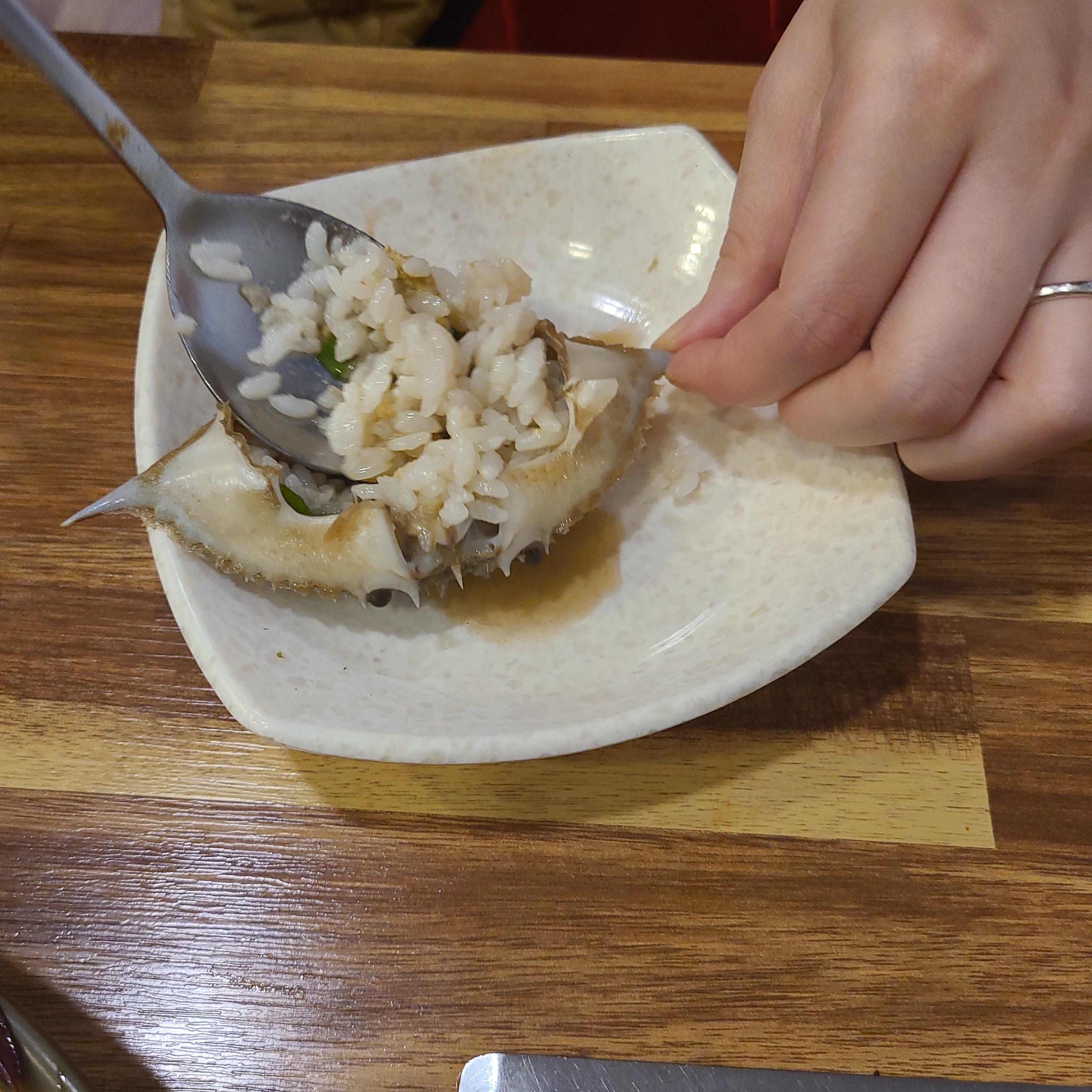 How do you eat soy sauce marinated crab shell?2