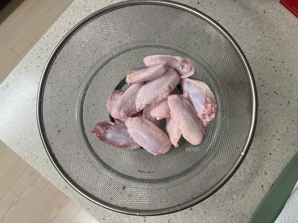 우유에 재운 닭날개를 흐르는 물에 씻고 물기를 털어주세요