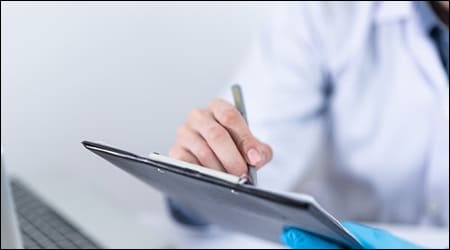 의사와 상담하는 모습