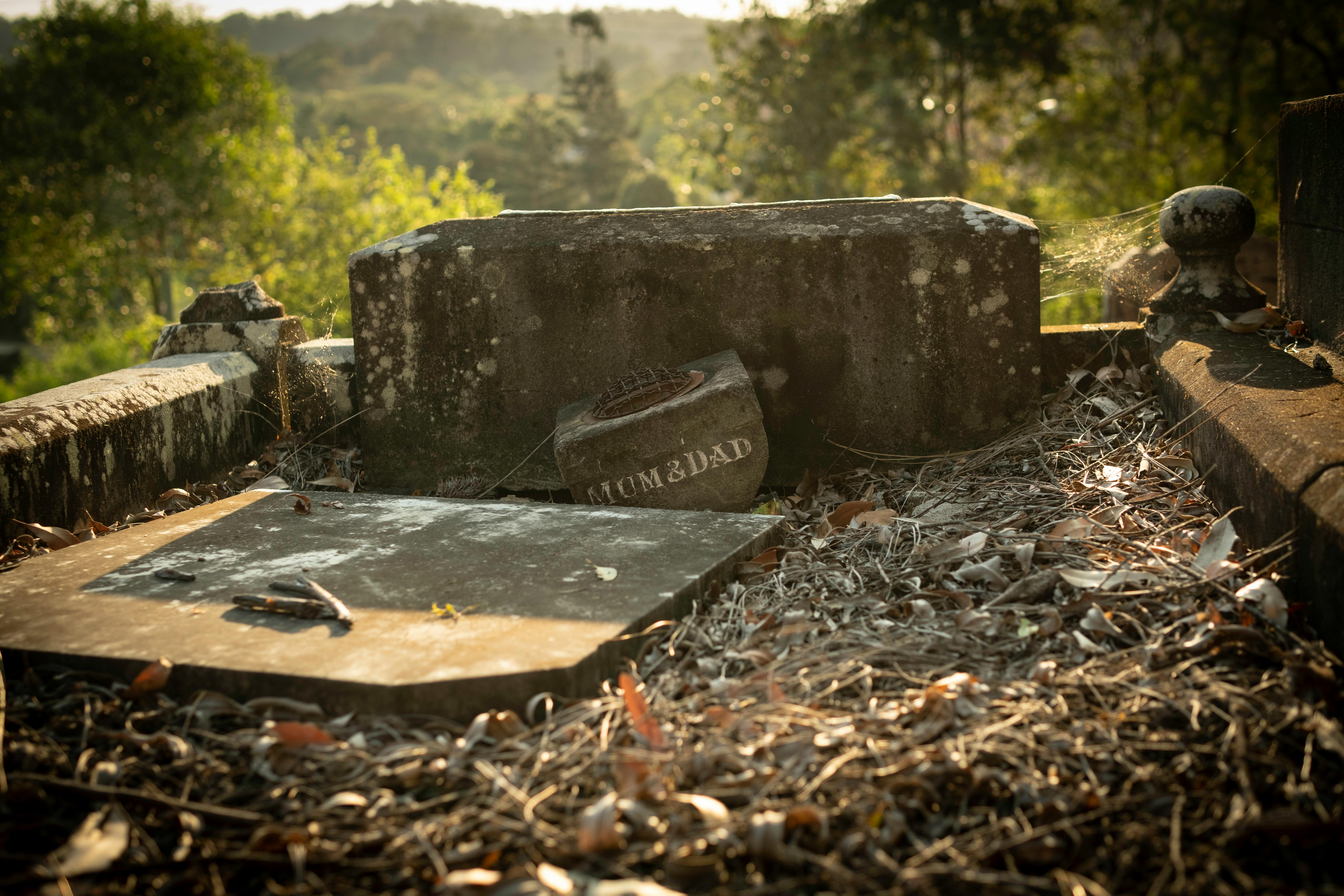 갑자기 친구가 슬퍼하는 모습을 보는을 상징하는 이미지