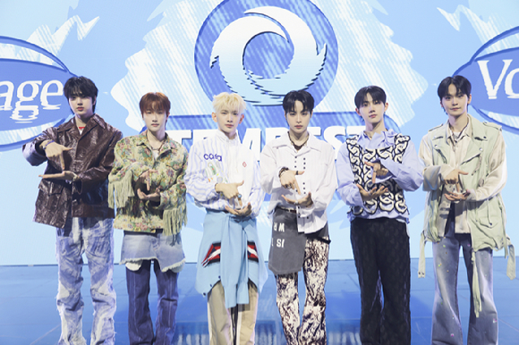 그룹 템페스트가 11일 서울 광진구 예스24라이브홀에서 열린 다섯 번째 미니앨범 'TEMPEST Voyage' 발매 기념 쇼케이스에서 포즈를 취하고 있다. [사진=위에화엔터테인먼트]