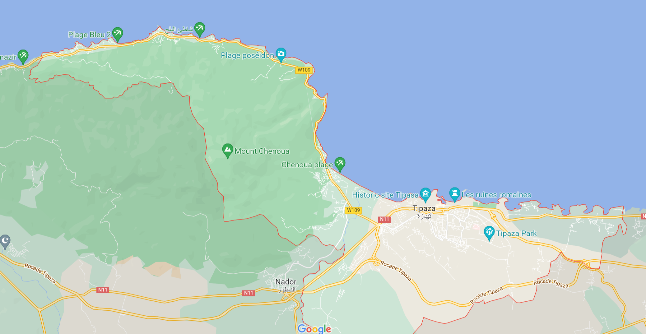 알제리 북부의 해안 도시 티파사(Tipaza) 지역을 보여주는 상세 지도. Chenoua 산과 해변, 로마 유적지, 주요 도로(W109, N11), 그리고 인근 도시 나도르(Nador)가 표시되어 있다.