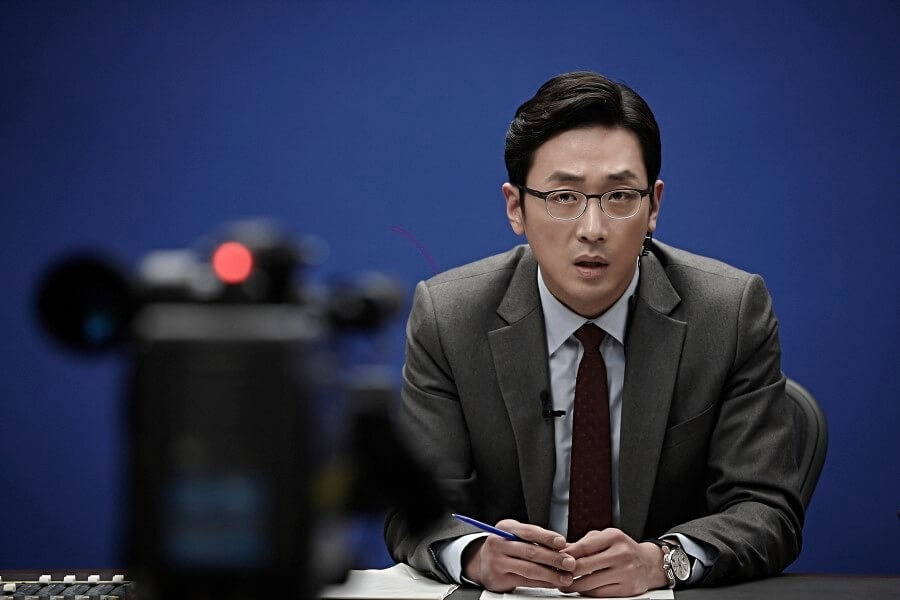 생방송 카메라 앞에서 멘트하는 윤영화
