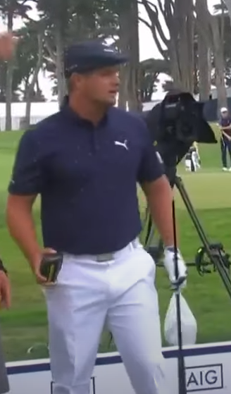 디셈보 선수 드라이버가 부러져 당황하는 모습