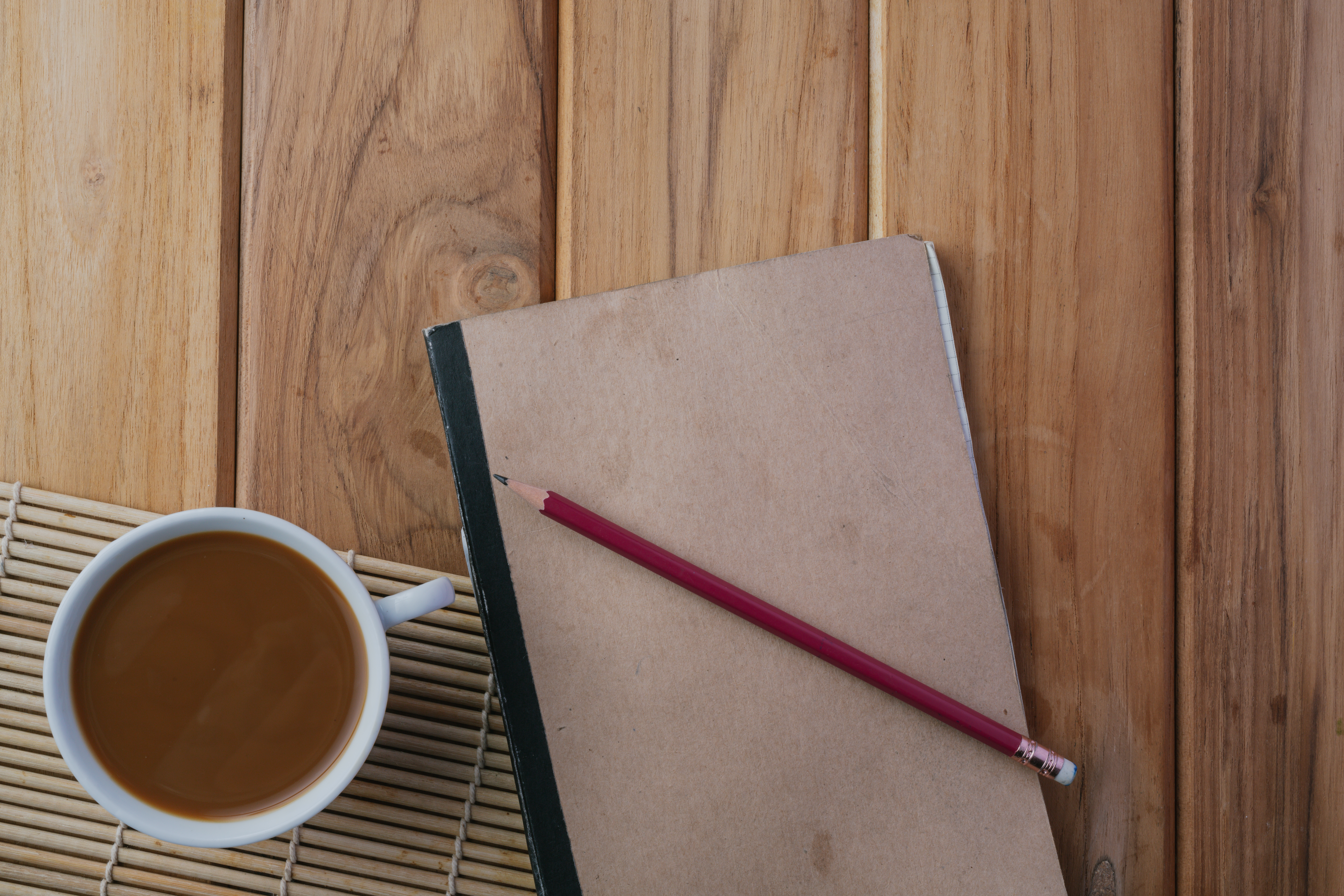 테이블 위에 펜과 공책