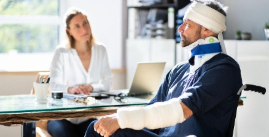 골절상을 입은 환자와 의료진