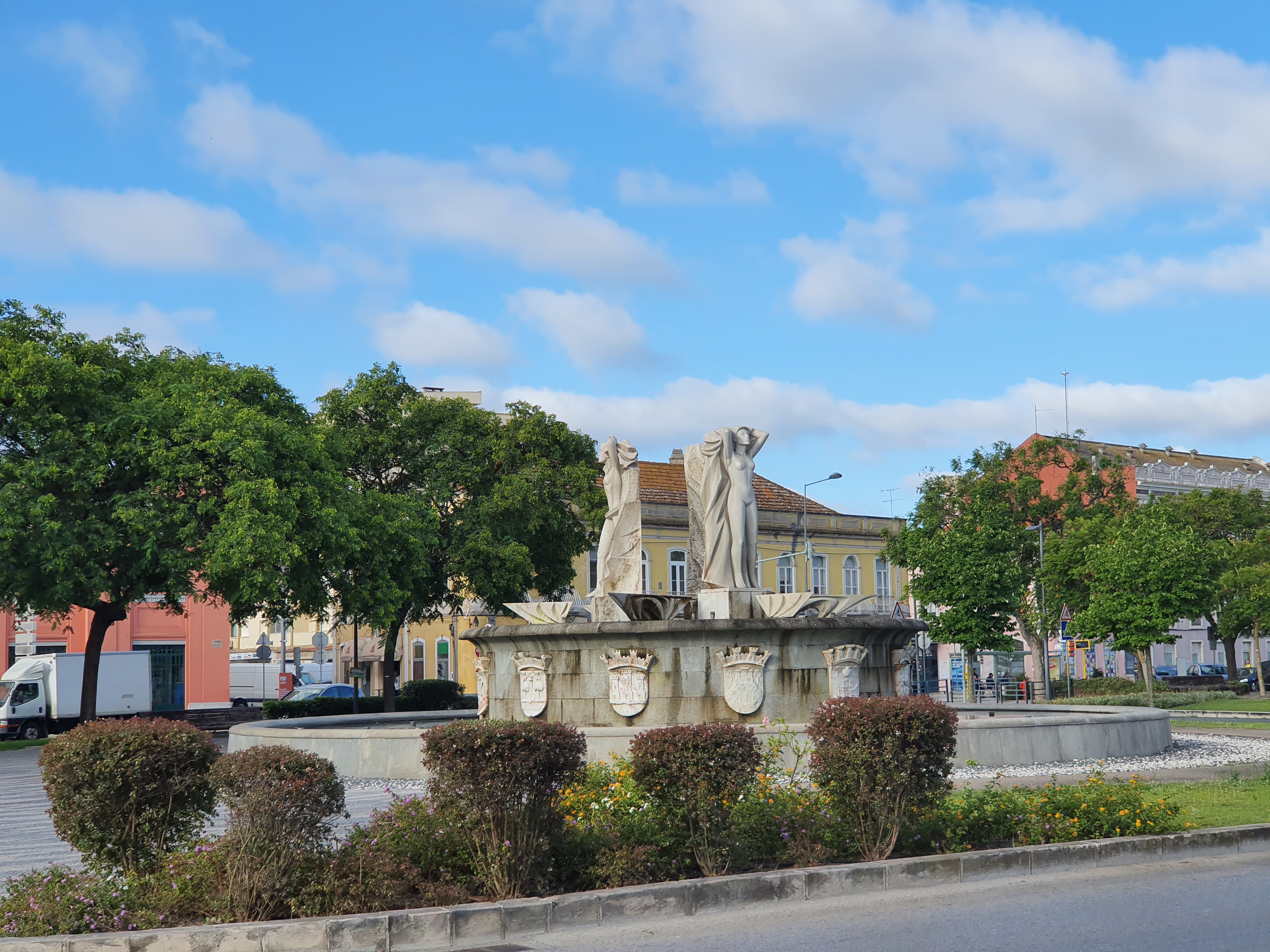 포르투갈 세투발 리브라멘투 시장 앞 분수