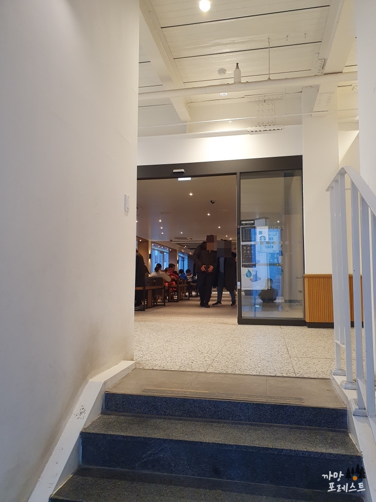 스타벅스 망원한강 공원점 계단