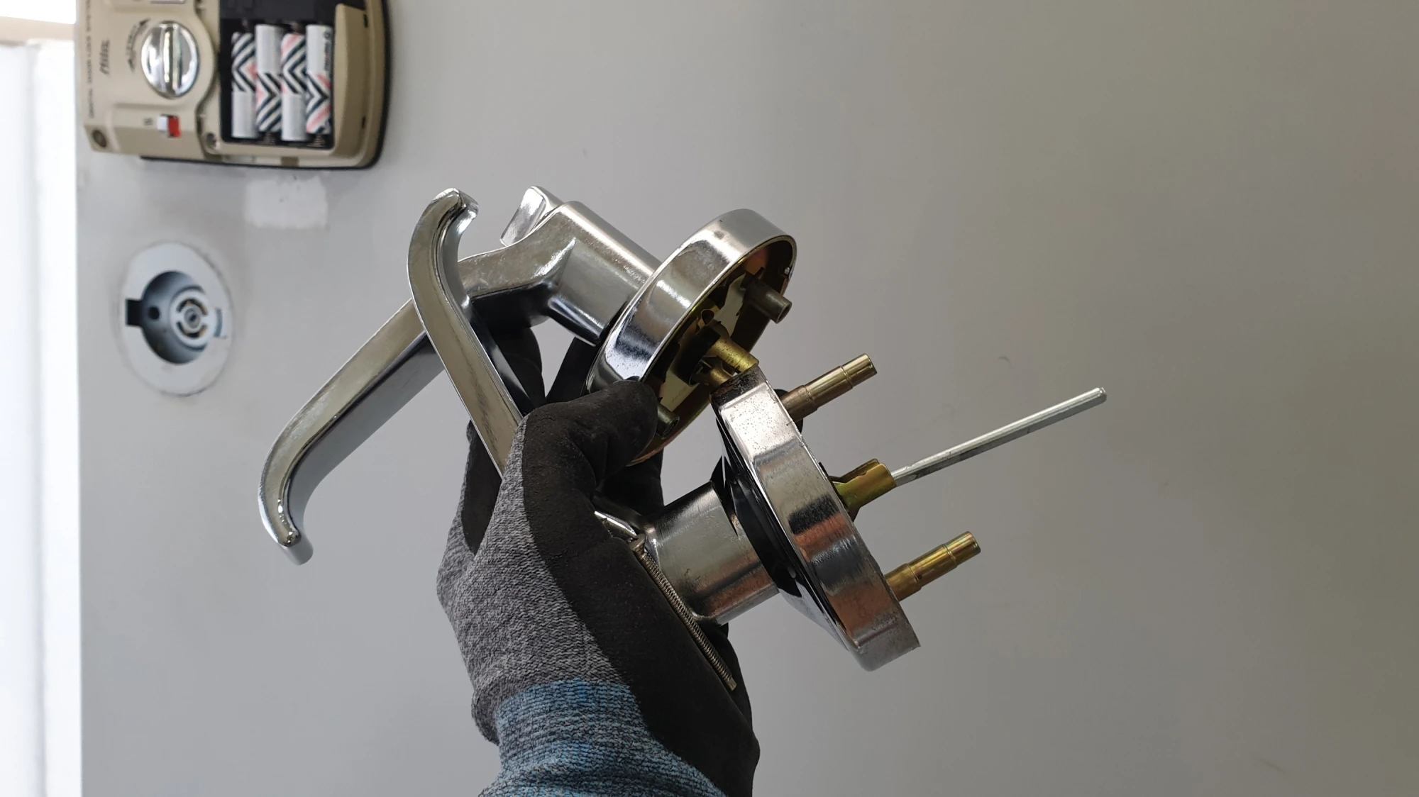 문 손잡이 뗀 모습