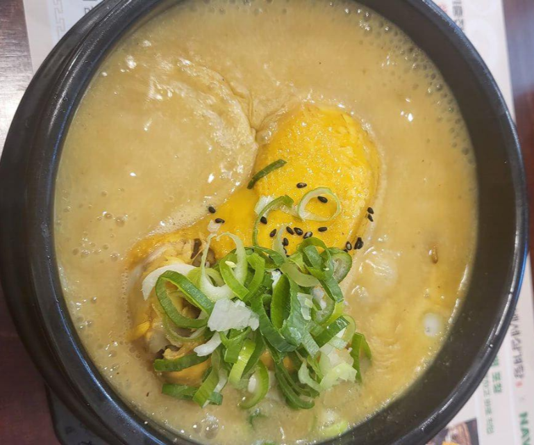 상황버섯이 들어가 노란색이 나는 삼계탕