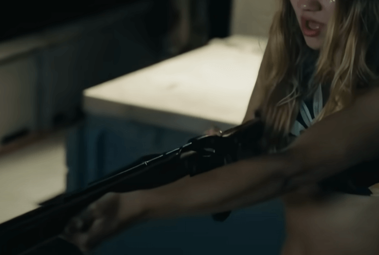 탈출을 시도하는 그녀