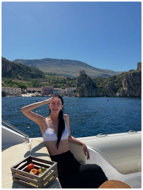 한예슬, 44세 맞아? 이탈리아 해변에서 '비키니 여신' 자태 뽐내다!