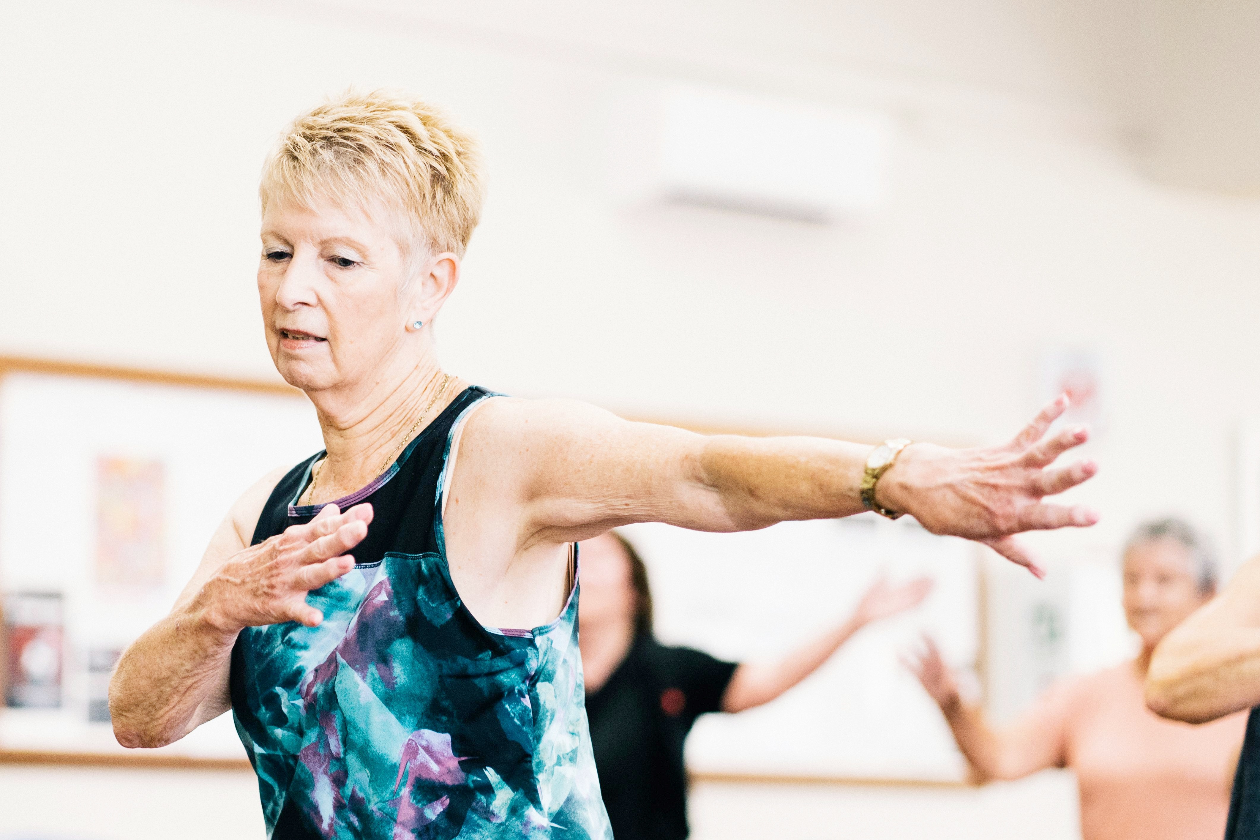 실버-여성-단체-실내-에어로빅