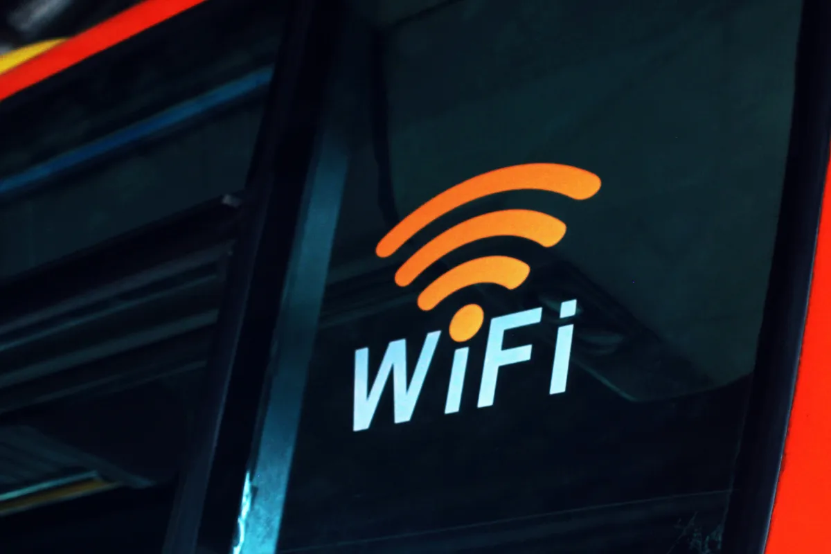 모니터-화면에-와이파이-wifi-아이콘-보이는-모습