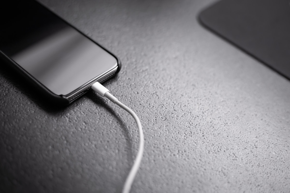 USB-C 케이블로 고속충전 중인 보조배터리와 스마트폰