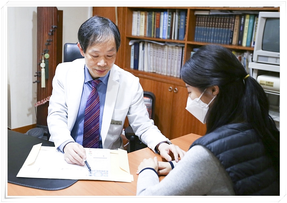 차트를 보며 진료 중인 한의사