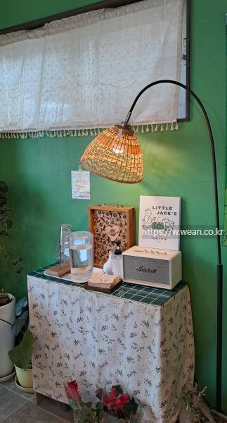 라디오가 놓여 있어요.