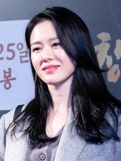 손예진 포즈취한 사진 사진 출처: 위키미디어 커먼즈, 저자: 콩콩, CC BY 4.0