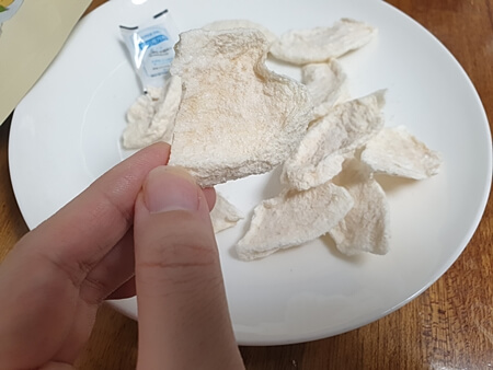 배칩 한조각 손에 든 모습