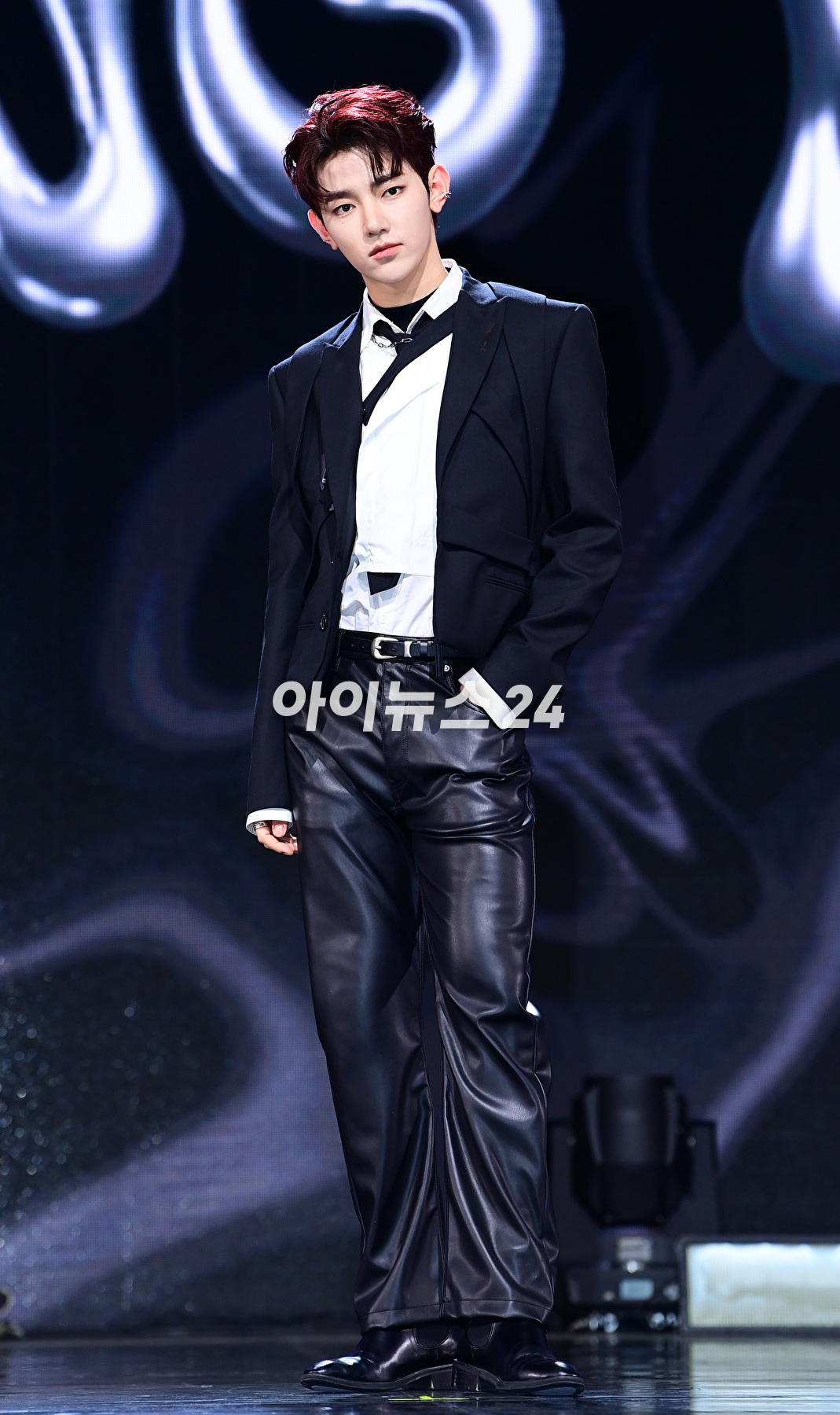 그룹 제로베이스원 장하오가 5일 오후 서울 광진구 예스24라이브홀에서 열린 제로베이스원(ZEROBASEONE) 두 번째 미니앨범 '멜팅 포인트'(Melting Point) 발매 기념 쇼케이스에서 포토타임을 갖고 있다. [사진=정소희 기자]