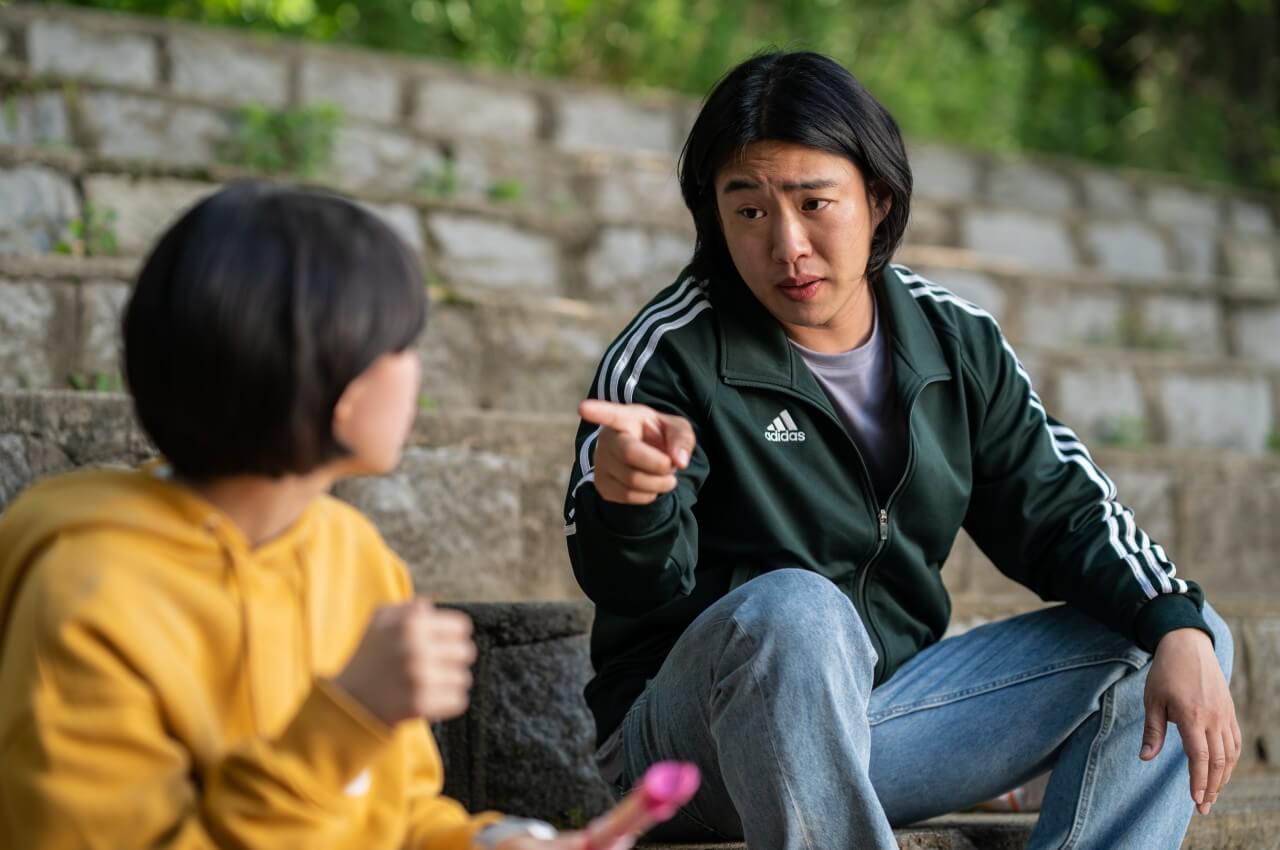 완서를 향해 손가락을 가리키는 지성