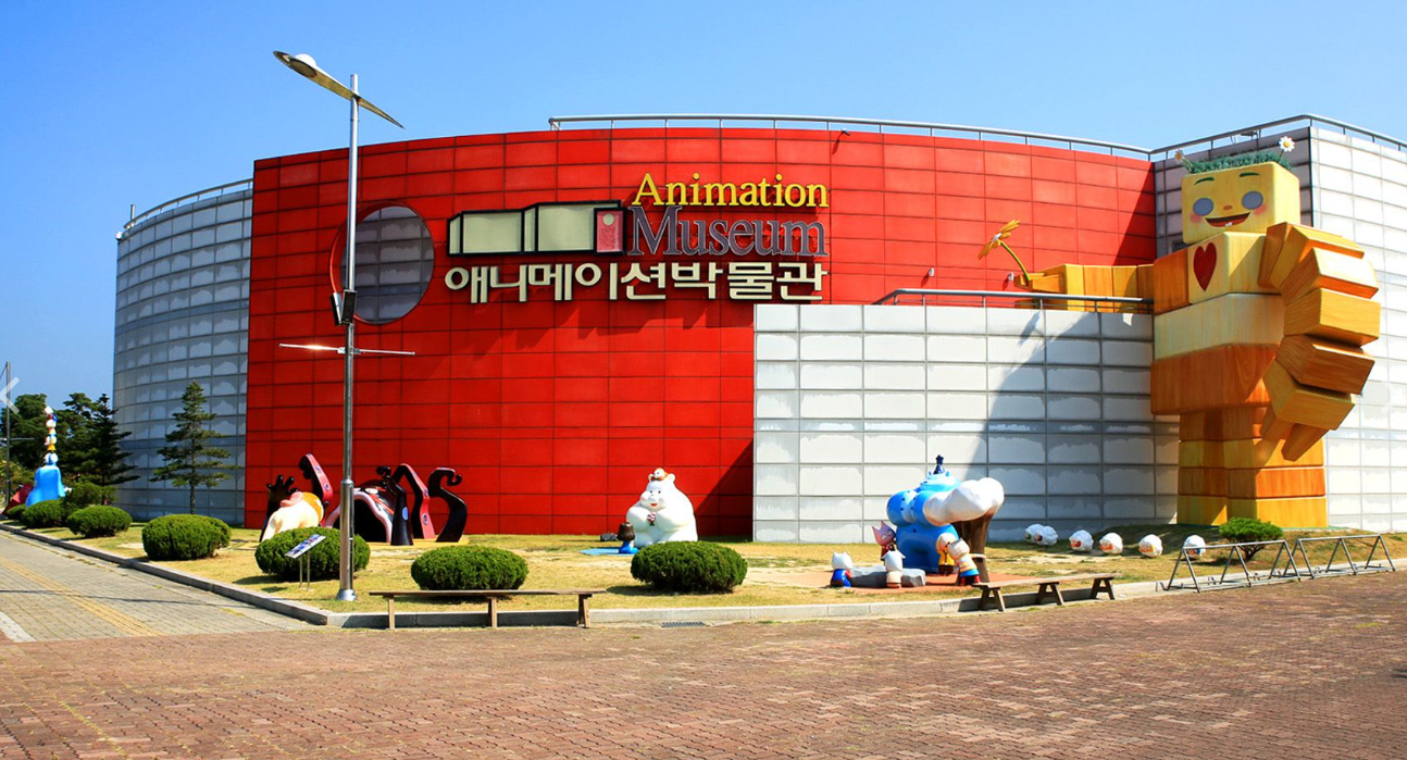 애니메이션 박물관 앞에 각종 로봇과 조형물이 가득 있다.