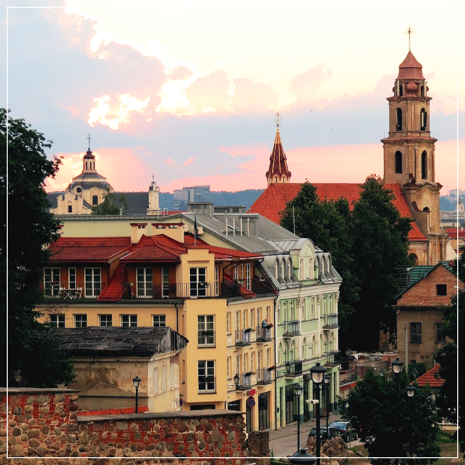 아름다운 색감을 가진 바로크 풍의 건축물들이 서 있는 빌뉴스