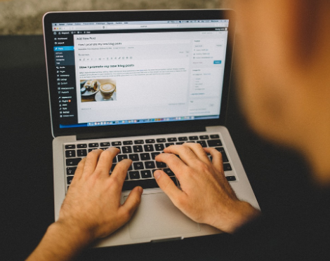 사진1- AI 콘텐츠 아르바이트, 노트북 작업 이미지