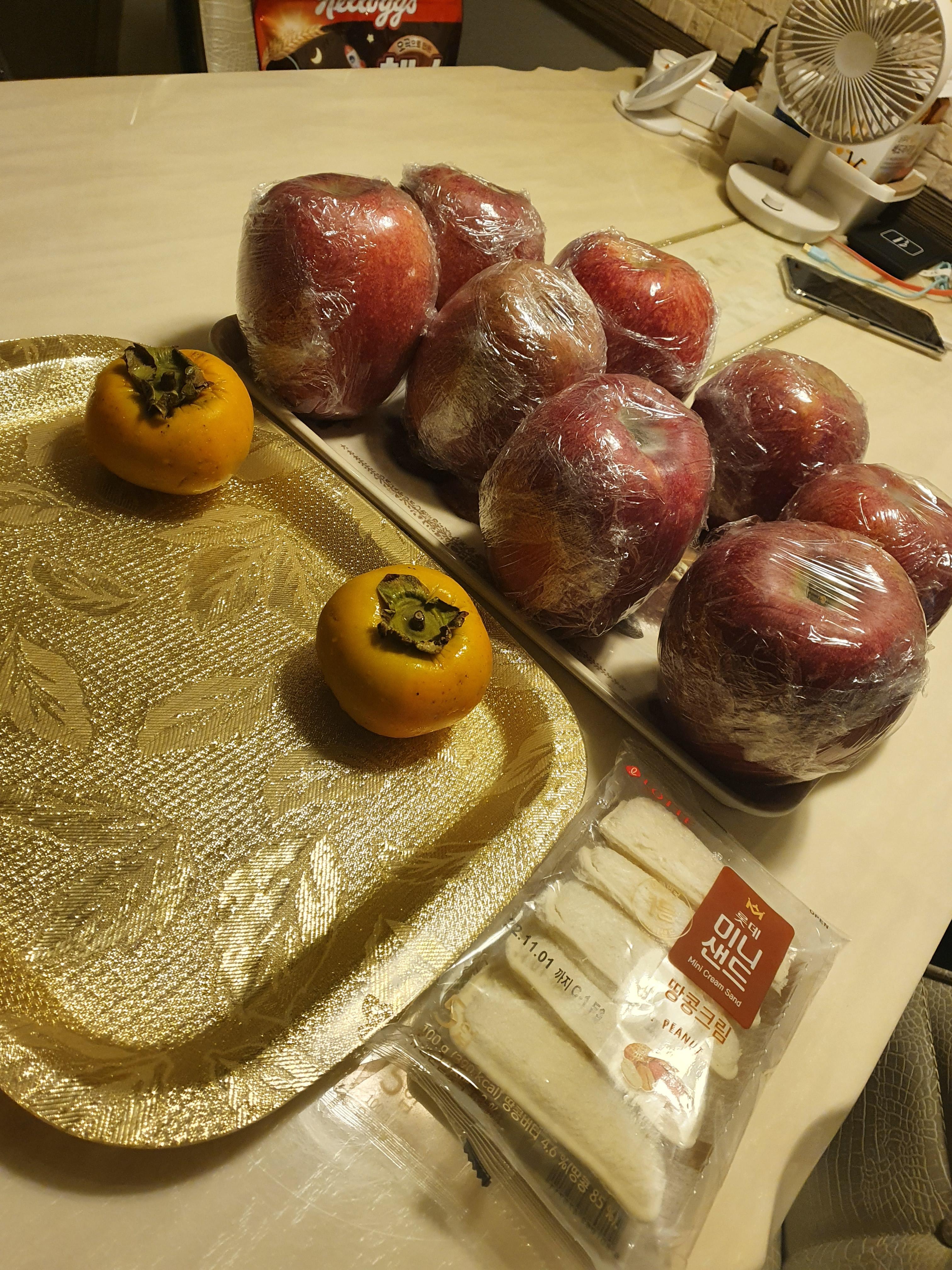 감홍 사과 특대형과 일반 단감 사이즈 비교