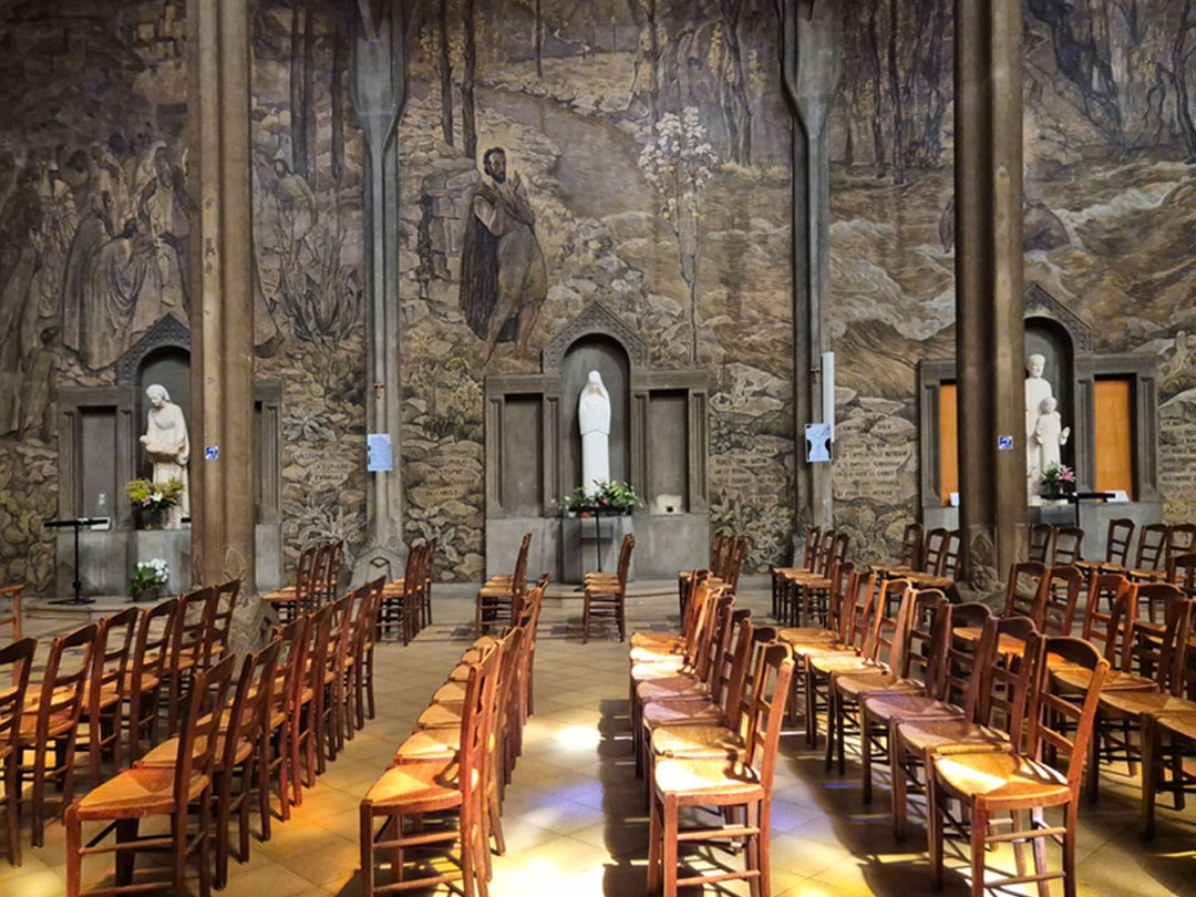 자벨 성당 제대 천장 벽화, 성 크리스토포로와 기차 배 비행기 등 이동의 상징이 담긴 파리 성당 벽화