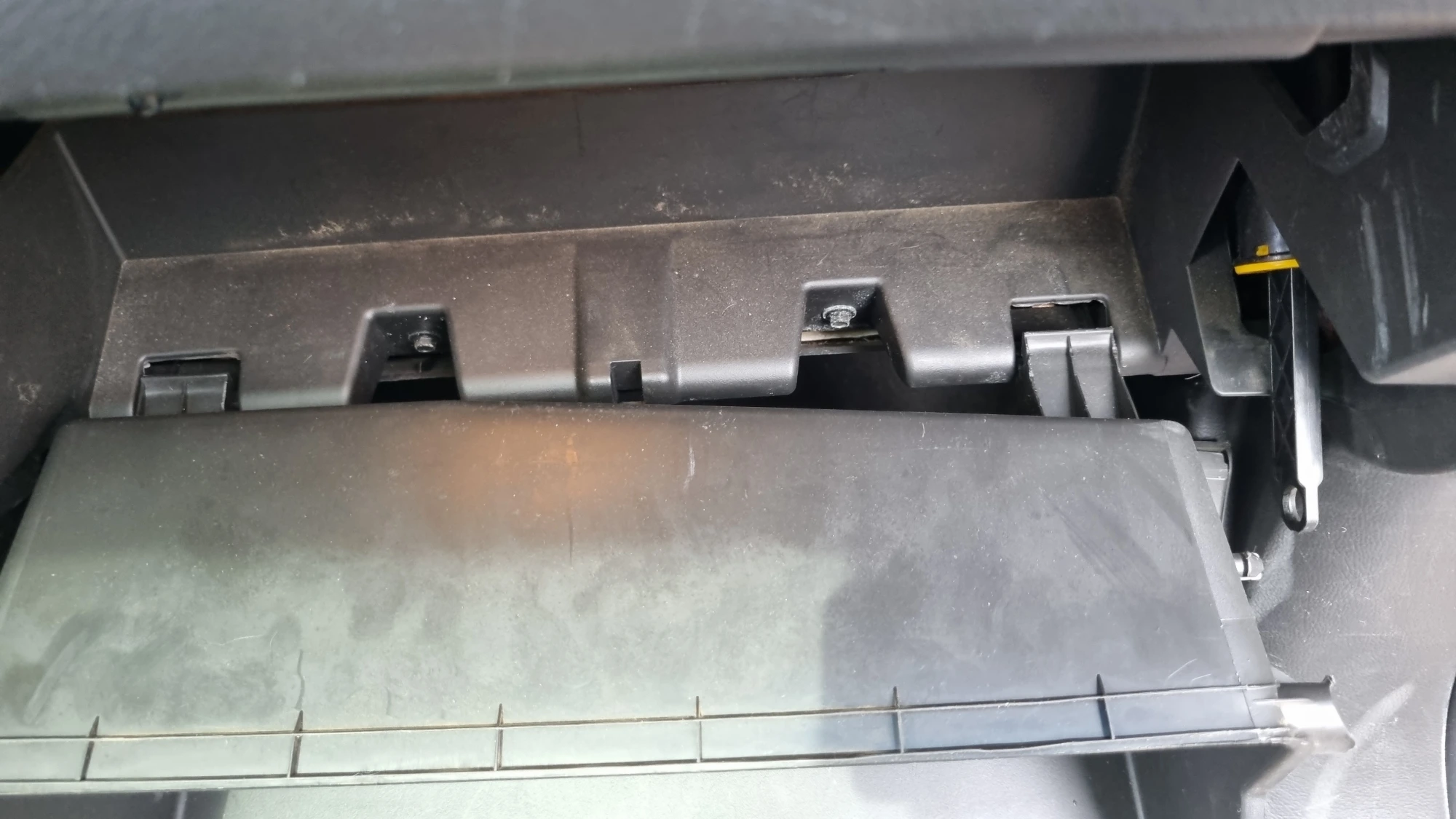 글로브박스 내린 모습