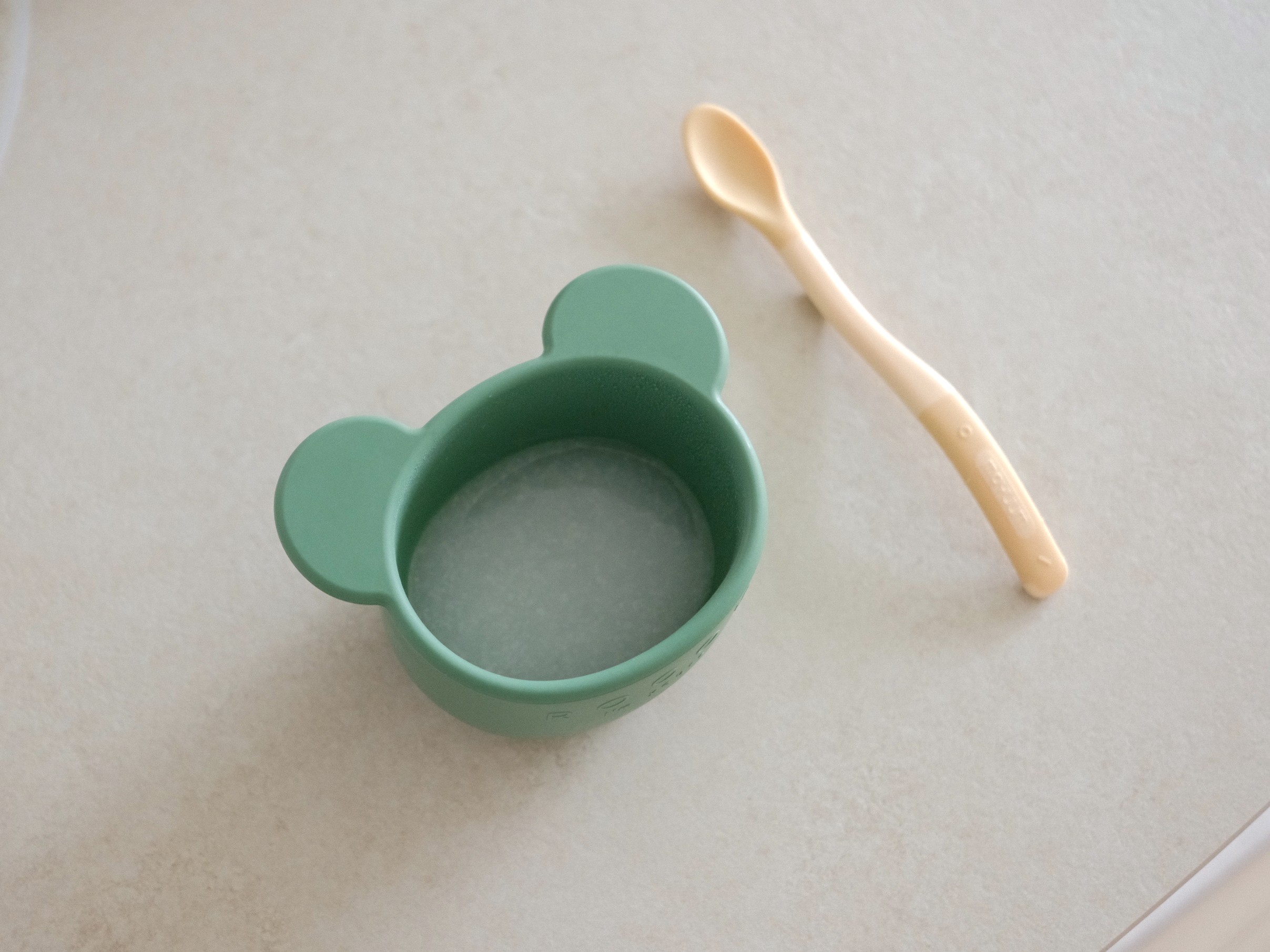 176일 첫 이유식 쌀미음 농도와 질감 참고용 - 초기 이유식 쌀미음 그릇에 담긴 모습