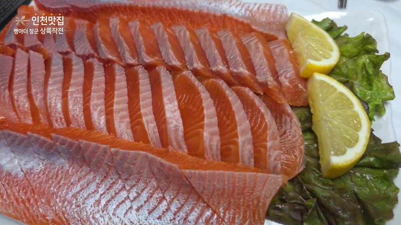 송어회+탕 1kg 세트는 50,000원입니다. 결이 살아 있는 붉은 살이 너무 먹음직스러워요.