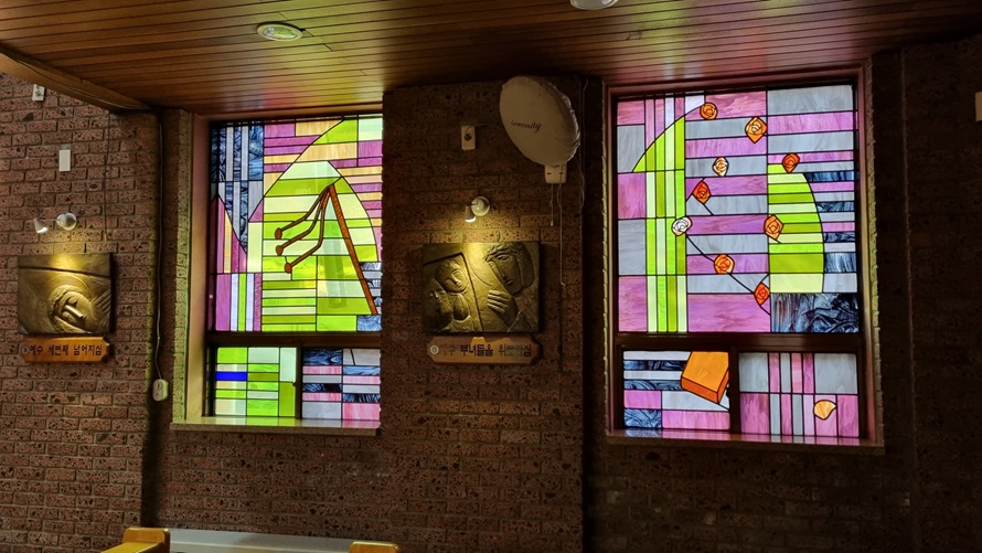 제주 광양성당 십자가의 길과 유리화가 아름다웠습니다.