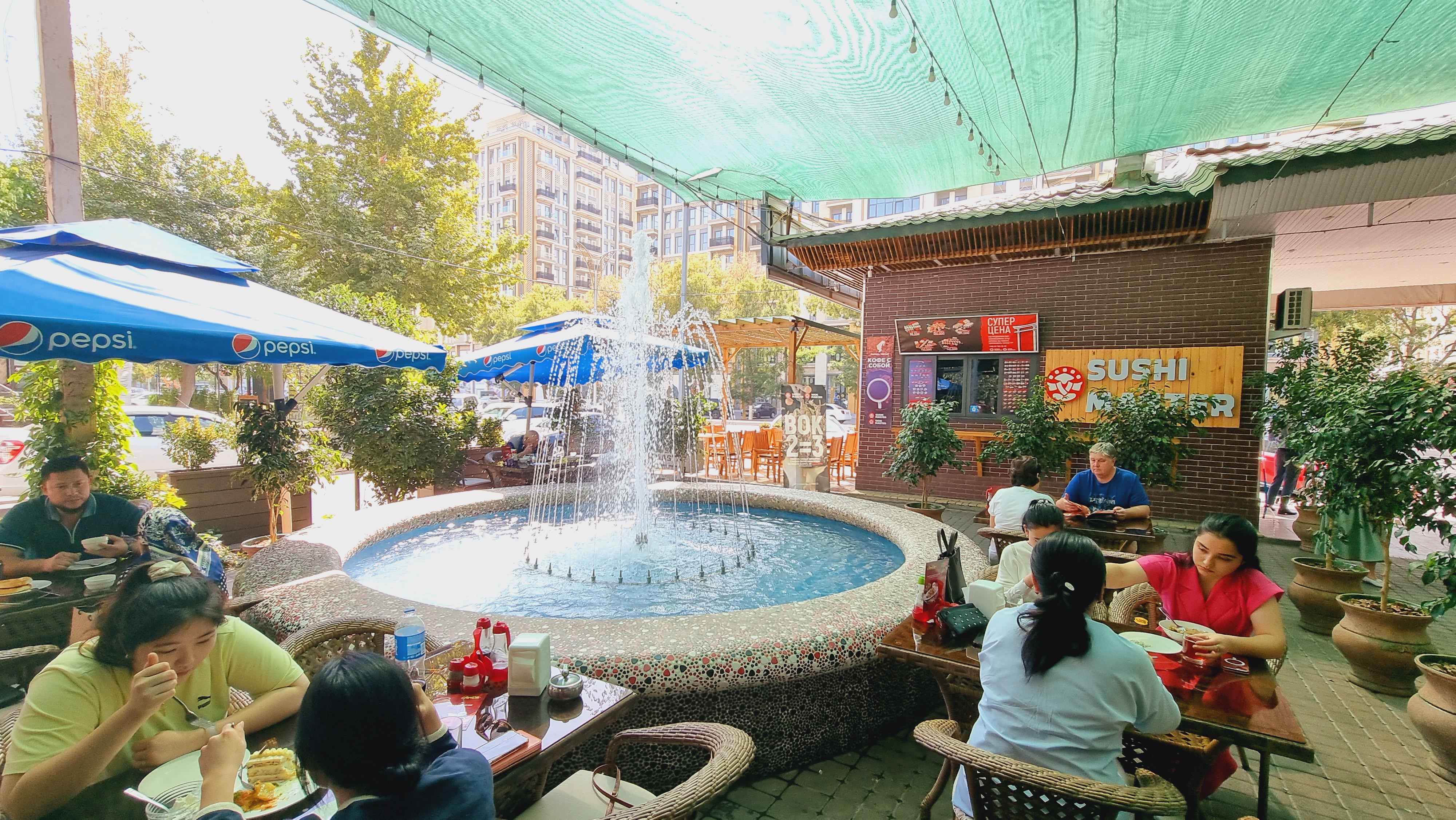 레스토랑 입구쪽 분수대와 화덕