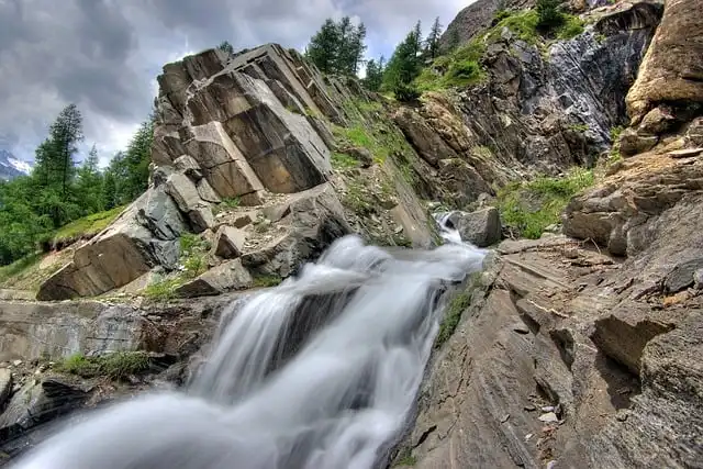 재료 선택이 디플로마틱스 해석에 영향을 주는 이유