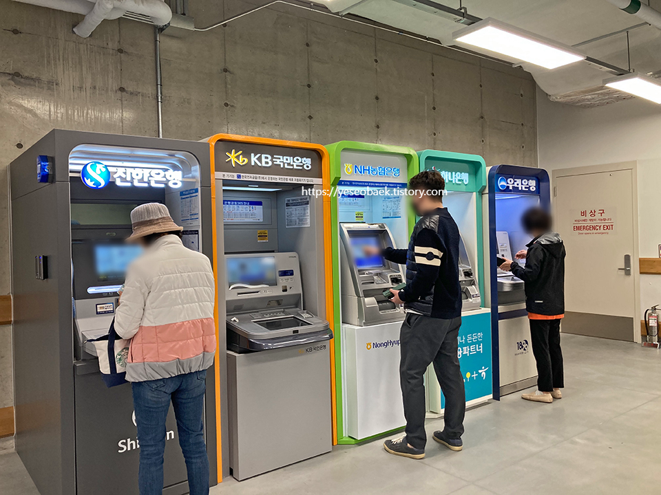 코스트코 고척점에 배치된 은행 ATM기 종류. 신한&#44; KB국민&#44; NH농협&#44; 하나&#44; 우리 은행