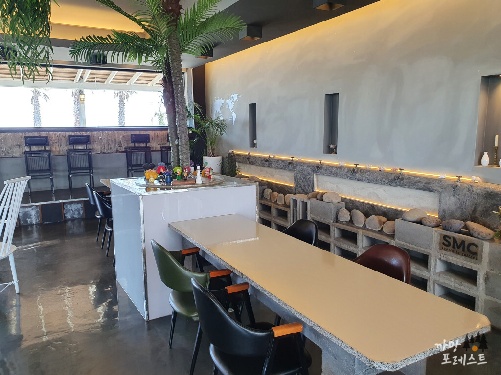 사일리 커피 매장 내부