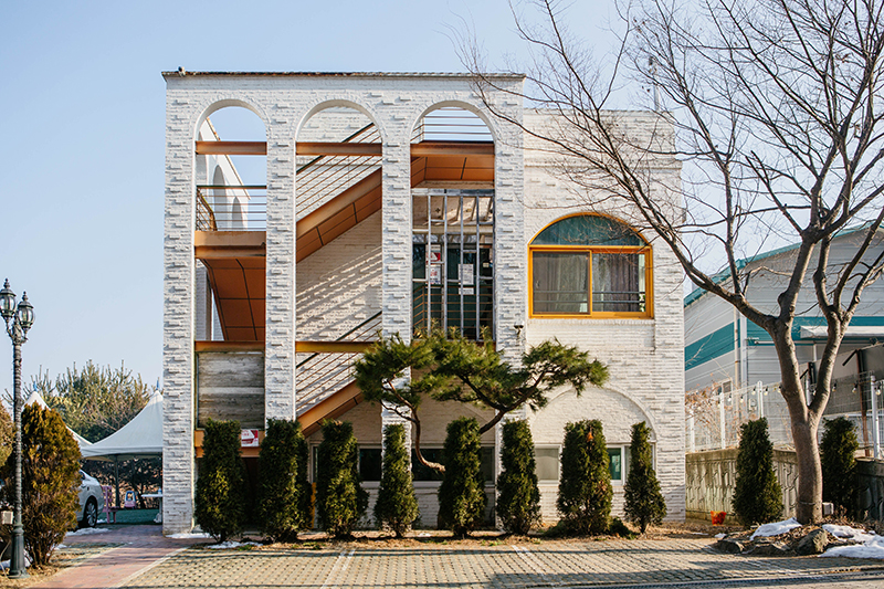 카페 매료. 흰 건물이 모던하다.
