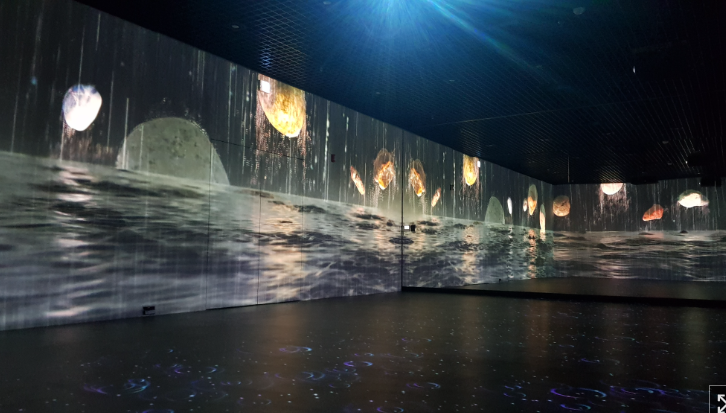 비가 내리는 장면이 상영되는 영상체험관