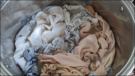 들통에 베개커버를 넣은 사진