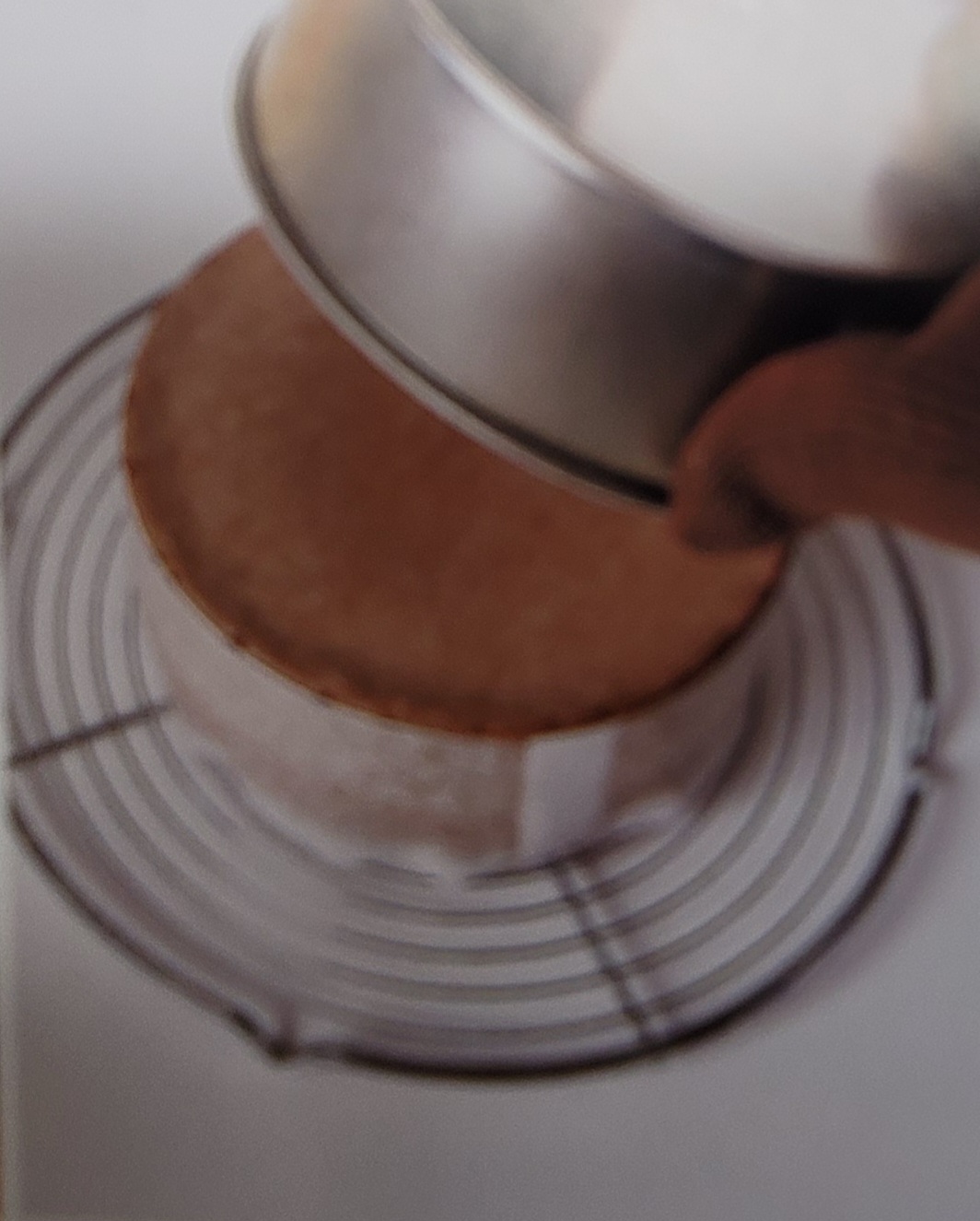 스펀지 케이크 뒤집어 식히기