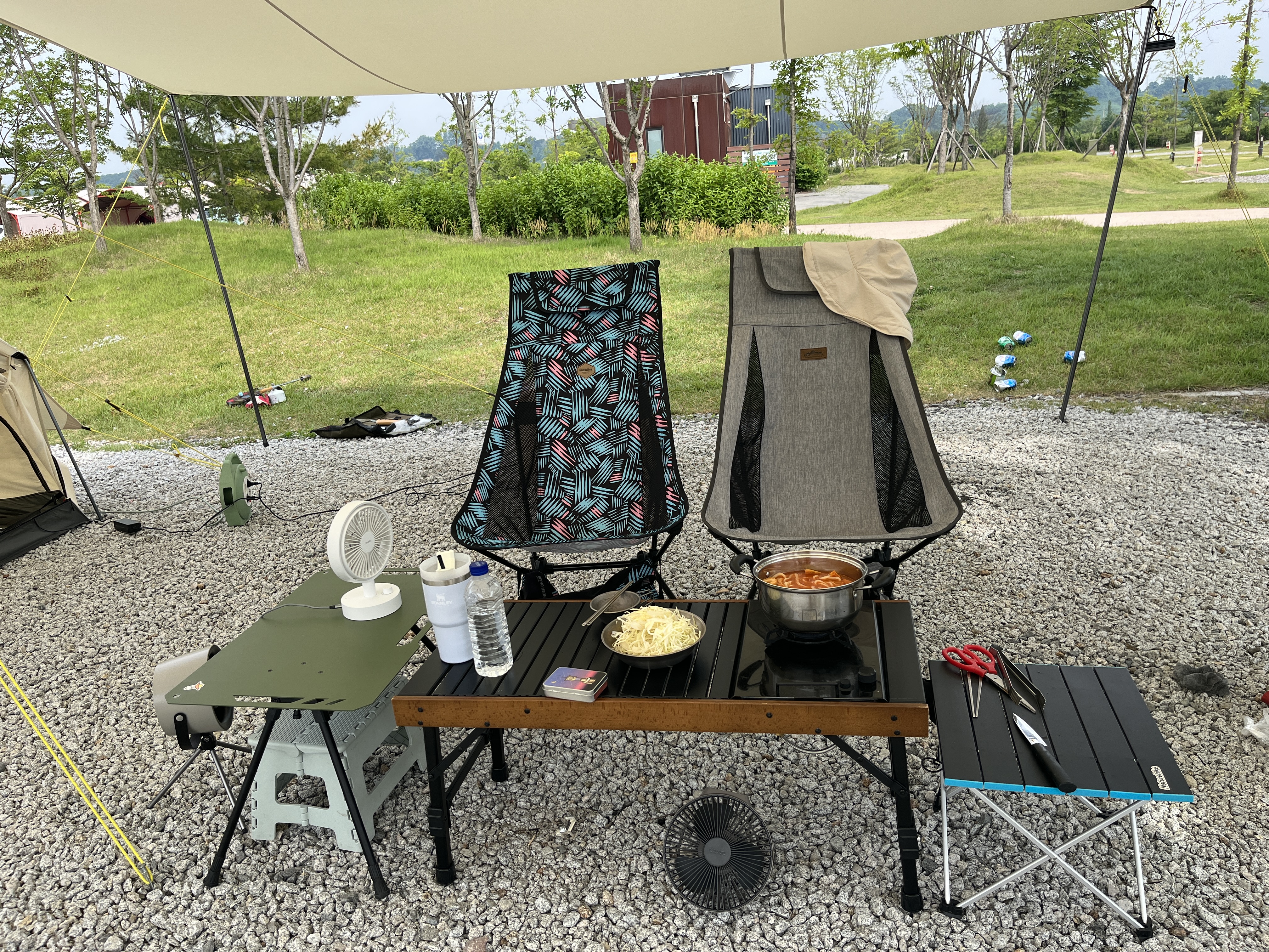 캠핑 테이블 의자 사진