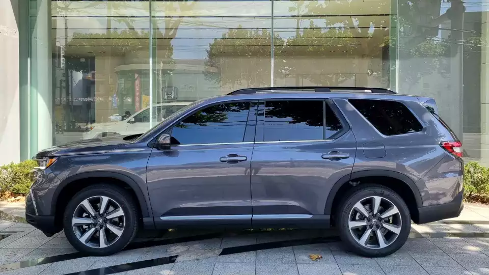 혼다 파일럿 옆모습입니다.