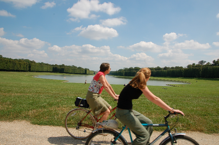 베르사유 궁전 정원에서 자전거를 타는 모습