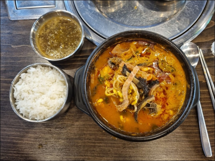 공기밥과-양선지해장국이-상에-놓여있다.