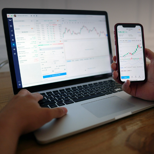 남성 컴퓨터, 아이폰, 주식 거래 이미지