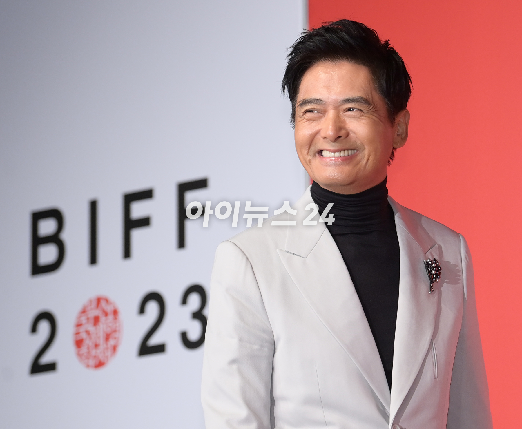 배우 주윤발(저우룬파)이&nbsp;5일 오후 부산광역시 해운대구 우동 KNN타워에서 진행된 제28회 부산국제영화제 공식 기자회견에 참석해 포토타임을 갖고 있다. [사진=정소희 기자]