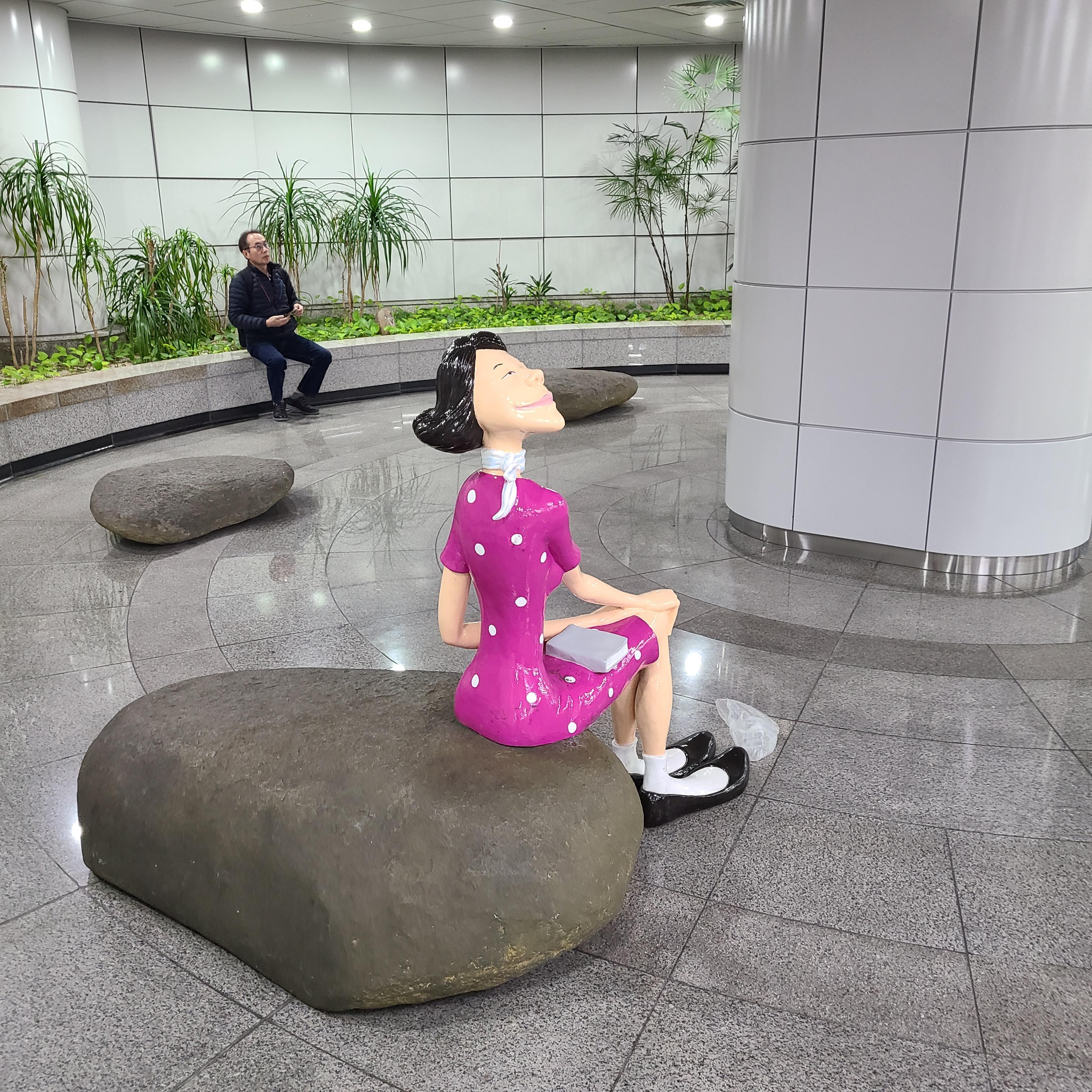 바위 위에 앉아 있는 파란 양복 신사와 분홍 원피스 여인 조형물 사진들