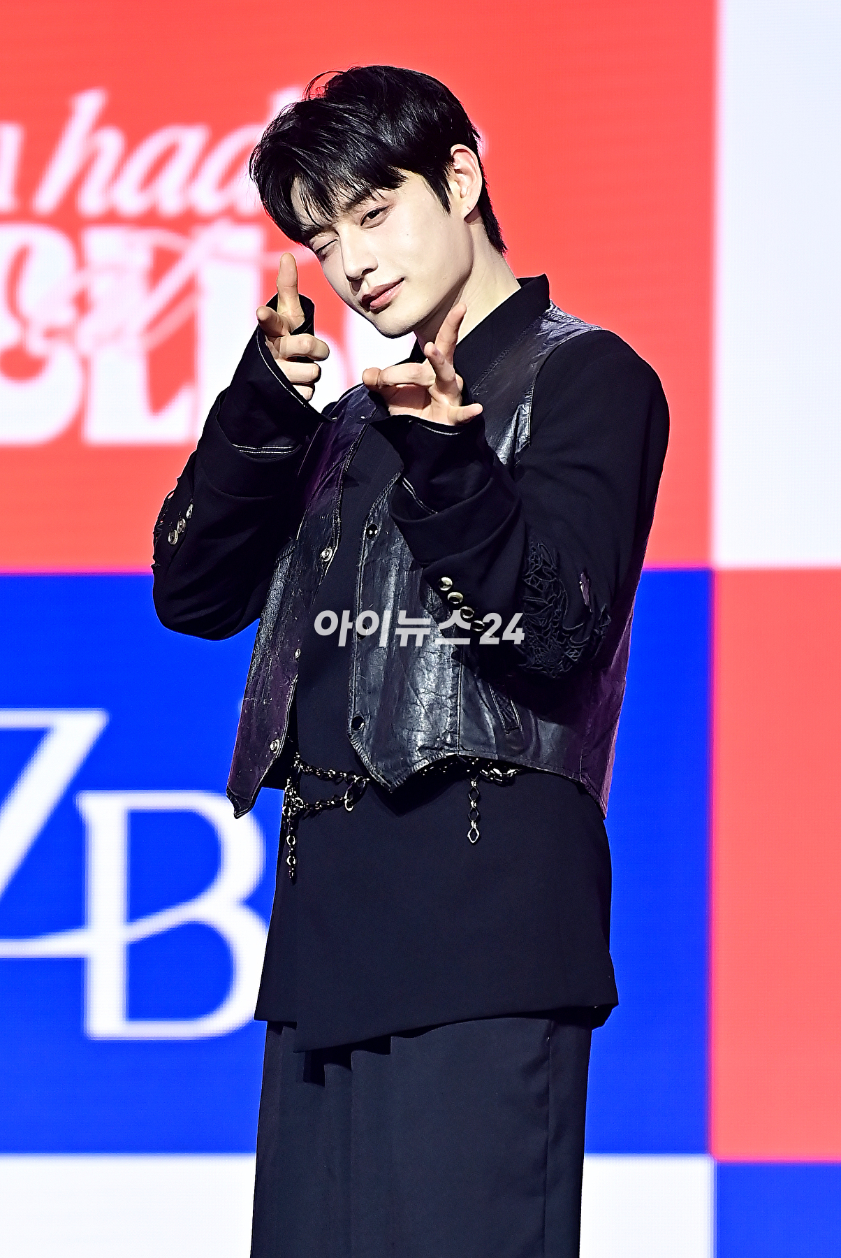 그룹 제로베이스원(ZEROBASEONE) 김지웅이 13일 오후 서울 용산구 블루스퀘어에서 열린 미니 3집 'You had me at HELLO' 발매 기념 쇼케이스에서 포토타임을 갖고 있다. [사진=곽영래 기자]